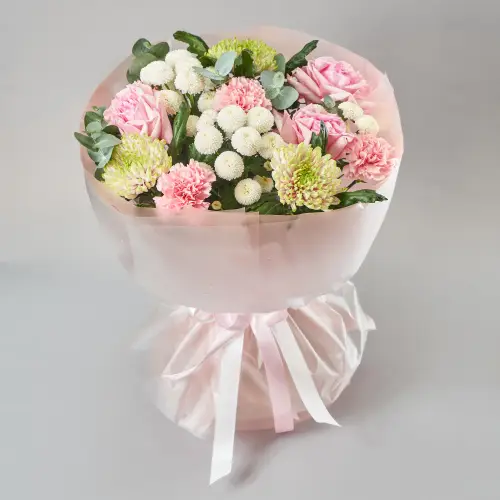 Букет из гвоздик, роз и хризантем с эвкалиптом