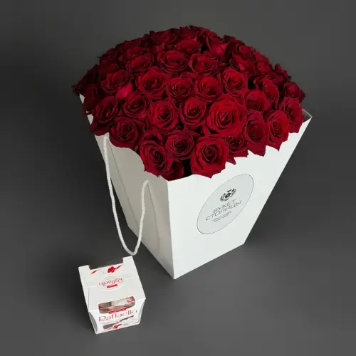 Букет из 51 розы с конфетами рафаэлло