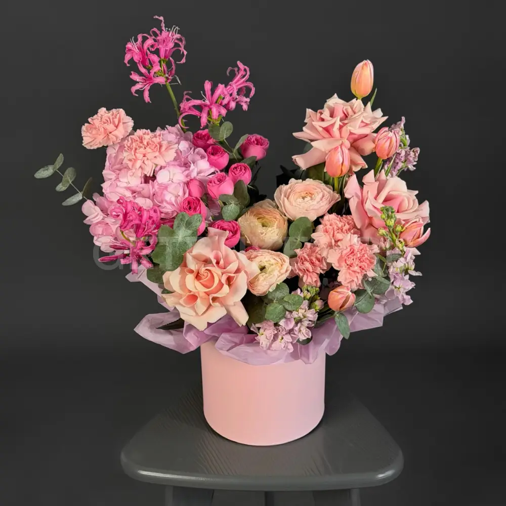 224548 Цветочная композиция из роз, ранункулуса и нерине в шляпной коробке