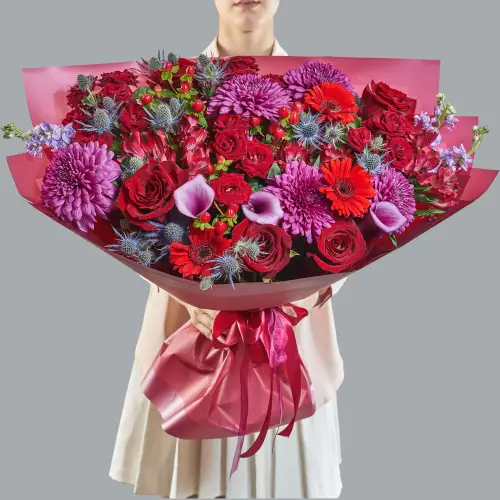 Букет из калл, роз и ерингиума 