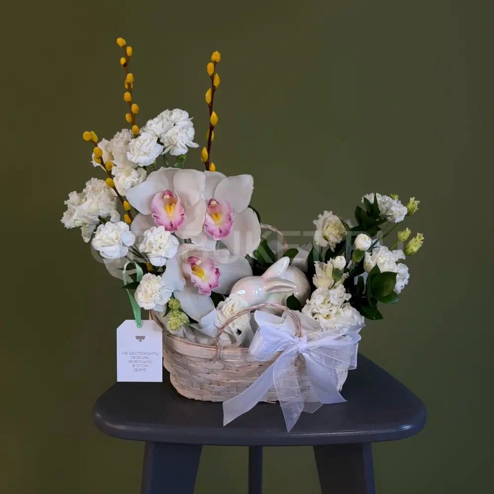 226605 Цветочная композиция из гвоздик, орхидей и вербы с эустомой в плетеной корзине