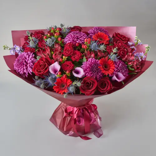 Букет из калл, роз и ерингиума 