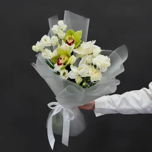 Букет из тюльпан, гвоздик и орхидеи