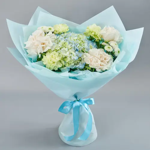 Букет из голубой гортензии, белых роз и гвоздик