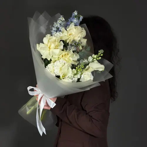 Букет из белых роз с дельфиниумом, гвоздикой и маттиолой 