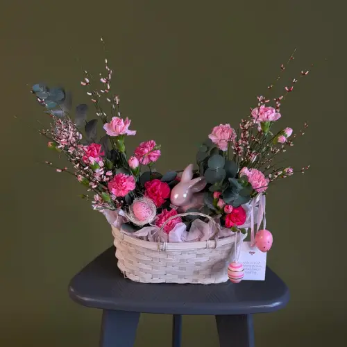 Цветочная композиция из гвоздик и генисты с эвкалипта 