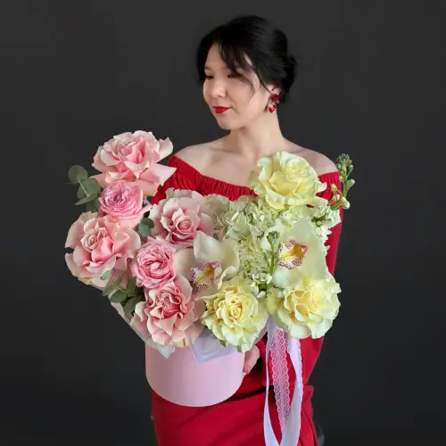 Нежная композиция из роз, гортензии и орхидей