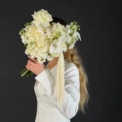 Букет невесты из роз, маттиолы  и эустомы