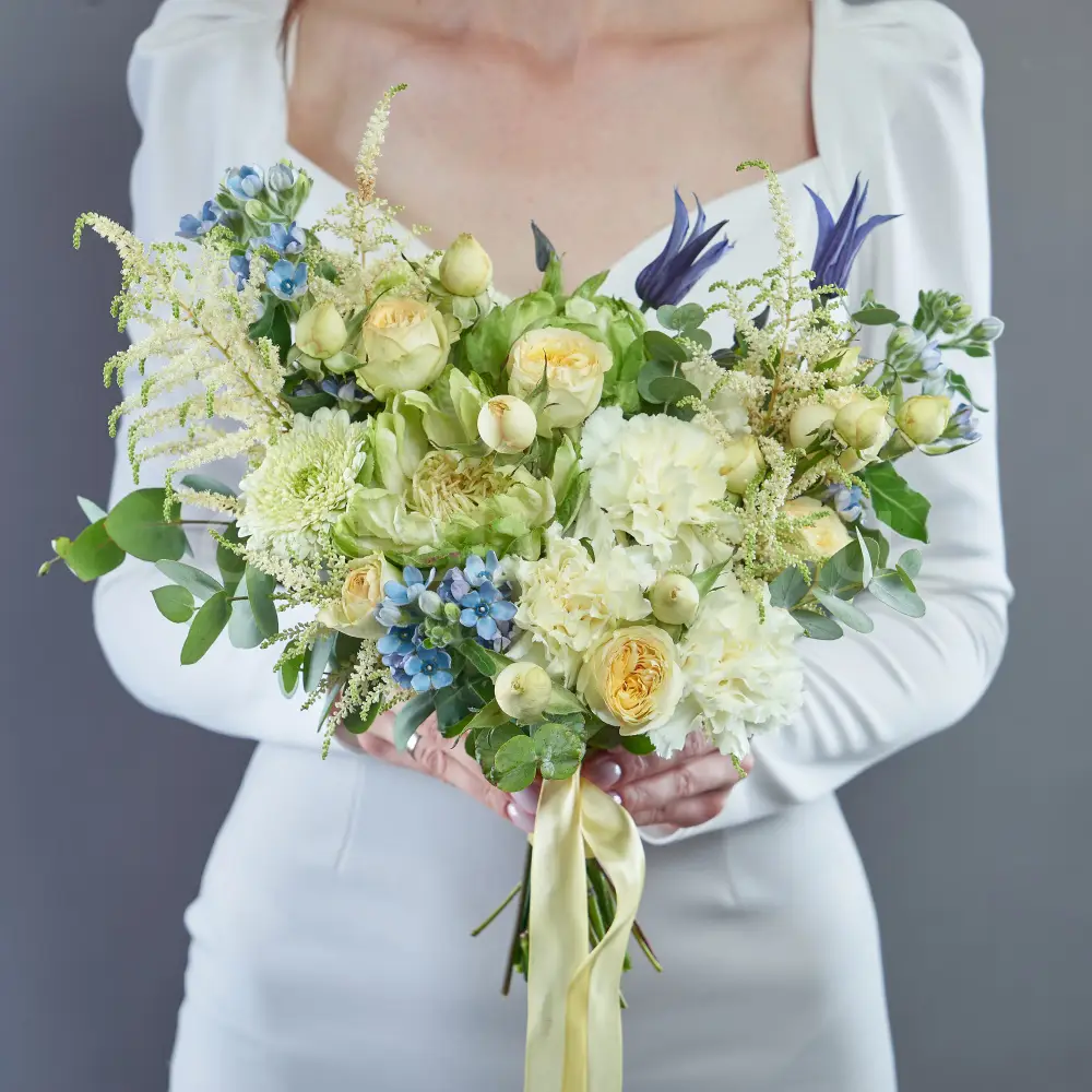 214785 Букет невесты из роз и гербер с астильбе