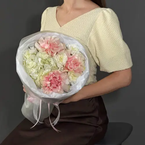 Букет из белой гортензии с розами и гвоздикой