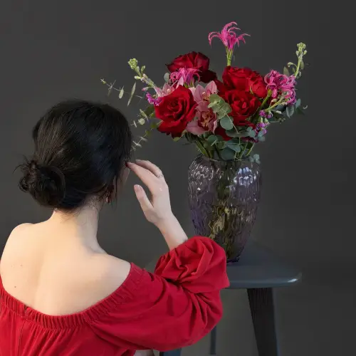 Композиция из орхидеи, эвкалипта и маттиолы с нерине в вазе