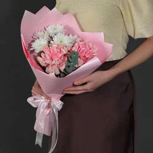 Букет из роз с хризантемами и эвкалиптом