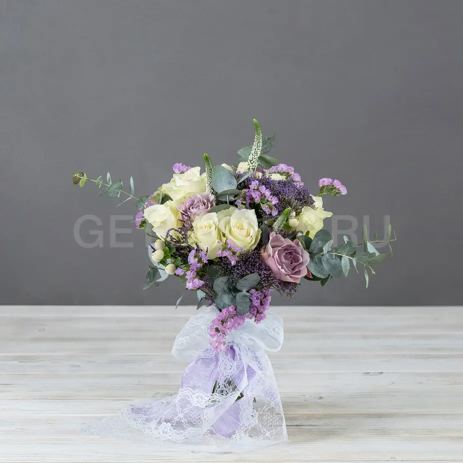 66076 Букет невесты с вероникой и розами