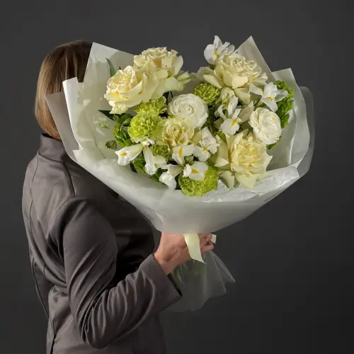 Букет из роз, молюцеллы и ирисов