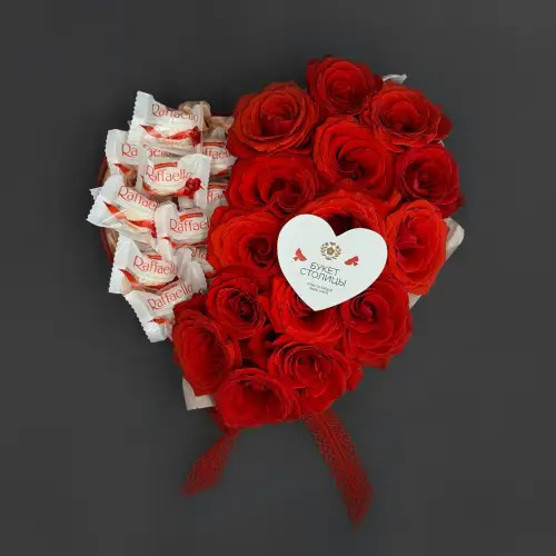 Цветочная композиция из роз с конфетами в виде сердца