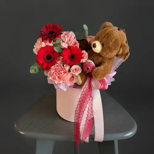 Цветочная композиция из гербер, гвоздик и кустовой розы с мишкой