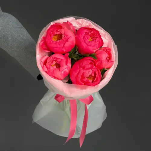 Букет из 5 ярко-коралловых пионов