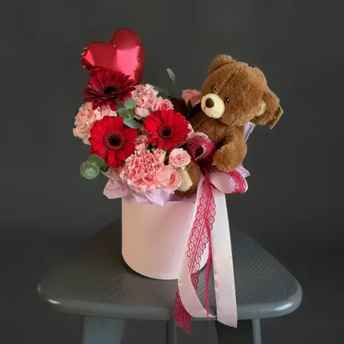 Цветочная композиция из гербер, гвоздик и кустовой розы с мишкой